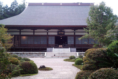 龍潭寺本堂を正面から